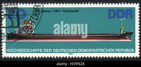 Un timbre-poste imprimé en DDR, montre d'un cargo de Weimar, à partir de la série 1982, les navires de l'océan Banque D'Images