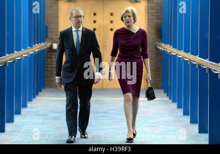 Premier ministre Theresa Mai et mari Philip font leur chemin à la CPI le quatrième jour du congrès du parti conservateur à Birmingham. Banque D'Images