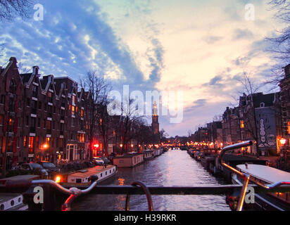 Vue d'un canal du pont à Amsterdam au crépuscule pendant l'hiver Banque D'Images