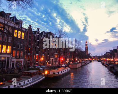 Vue sur un canal à Amsterdam au crépuscule pendant l'hiver Banque D'Images