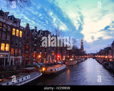 Vue sur un canal à Amsterdam au crépuscule pendant l'hiver Banque D'Images