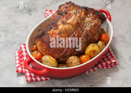 Rôti de longe de porc désossé avec pommes de terre Banque D'Images