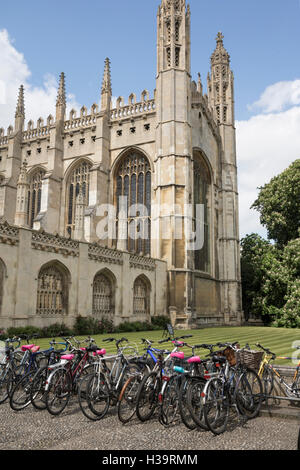 Stationné à l'extérieur des cycles de King's College, Cambridge, Royaume-Uni Banque D'Images