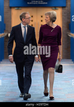 Premier ministre Theresa Mai et mari Philip font leur chemin à la CPI le quatrième jour du congrès du parti conservateur à Birmingham. Banque D'Images