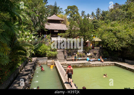 L'INDONÉSIE, Bali, Banjar, Air Panas (source chaude volcanique) les gens se baigner dans la piscine saint Banque D'Images
