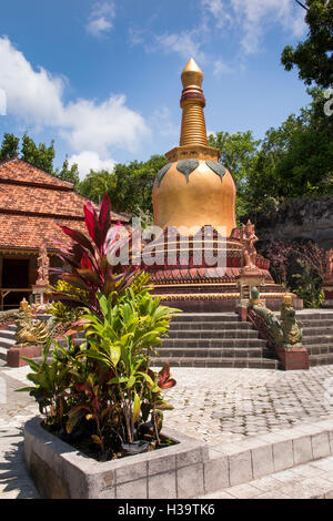 L'INDONÉSIE, Bali, Banjar, Tegehe village, Brahma Vihara Arama, monastère bouddhiste, pagode en forme de cloche d'or Banque D'Images