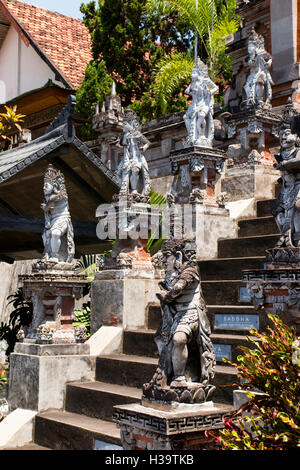 L'INDONÉSIE, Bali, Banjar, Brahma Vihara Arama, monastère bouddhiste, sculpture étapes doublure Banque D'Images