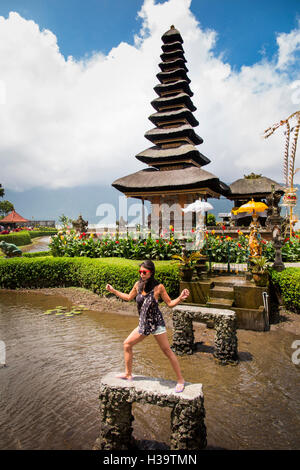 L'INDONÉSIE, Bali, Candikuning Pura Ulun Danu Bratan temple, touristiques qui pose pour photo au lac sur la pagode Banque D'Images