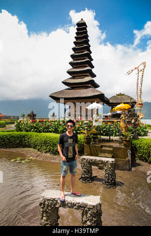 L'INDONÉSIE, Bali, Candikuning Pura Ulun Danu Bratan temple, touristiques qui pose pour photo au lac sur la pagode Banque D'Images