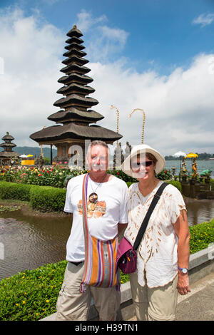 L'INDONÉSIE, Bali, Candikuning, Pura Ulun Danu Bratan temple, les touristes plus âgés qui pose pour photo pagode à sur le lac Banque D'Images