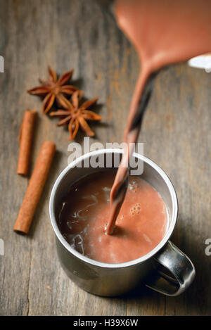 Chocolat chaud avec le bâton de cannelle sur table en bois Banque D'Images