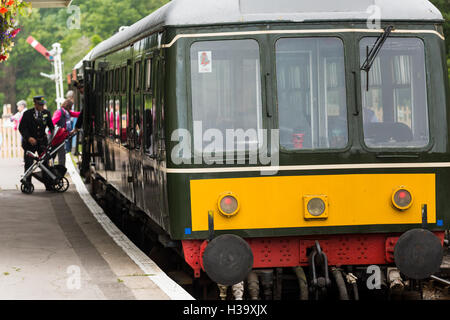 Diesel, classe 121 British Rail locomotive ancienne, fonctionnant sur la ligne de chemin de fer de swanage préservée. Un service de train rural à la gare de Corfe. Angleterre Banque D'Images