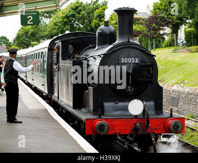 LSWR classe M7 N° 30053 locomotive à vapeur , arrivant station Swanage Angleterre UK Banque D'Images