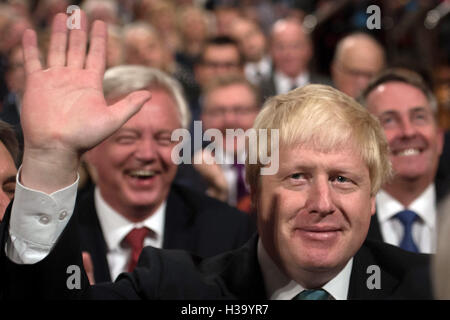 Secrétaire des affaires étrangères Boris Johnson vagues avant le premier ministre Theresa Mai a donné son discours sur le quatrième jour du congrès du parti conservateur à la CPI à Birmingham. Banque D'Images