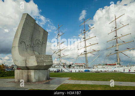 Joseph Conrad KORZENIOWSKI Memorial et le Dar Mlodziezy voilier dans le port de Gdynia, Pologne. Banque D'Images