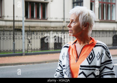 Sporty woman walking on street Banque D'Images