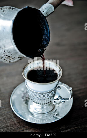 Personne pouring coffee de turka dans une tasse à café Banque D'Images