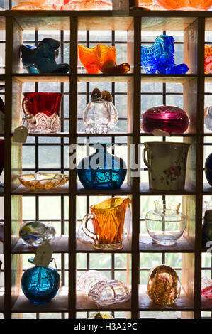Magasin d'antiquités avec des objets en verre fenêtre Banque D'Images