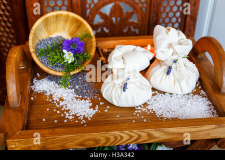 Still Life, sacs de sel pour massage, avec des fleurs, sur les herbes dans le spa. Banque D'Images