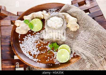 Still Life, sacs de sel pour massage, avec des fleurs, sur les herbes dans le spa. Banque D'Images