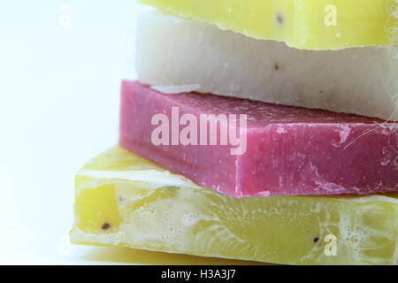 Savon artisanal, les pains de savon, savon coloré, fond blanc, savon à base de plantes, de près, la prise de vue macro, citron, lavande, savon s Banque D'Images