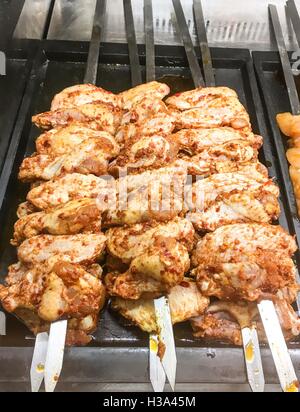 Poulet Sish traditionnel turc Raw kebab prêt à cuire dans un restaurant. Banque D'Images