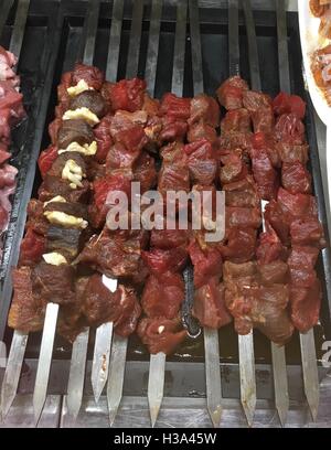 Matières traditionnelles turques Sish kebab, la viande, le boeuf prêt à cuire dans un restaurant. Banque D'Images