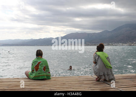 Les gens donnent sur jetty vers la mer à Stalida Stalis Crete Grèce Banque D'Images