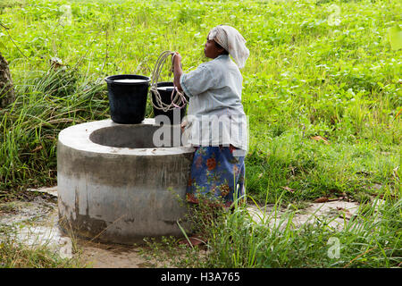 L'Indonésie, Lombok, Mantang, puisant de l'eau du puits du village rural à distance Banque D'Images