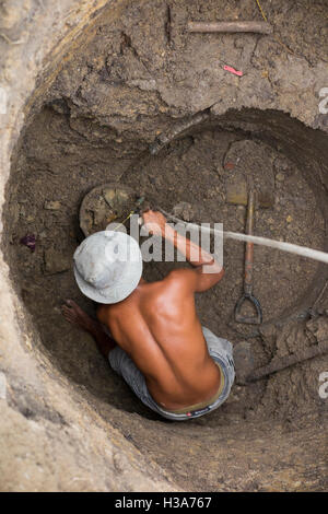 L'Indonésie, Lombok, Mantang, man digging village rural et à la main Banque D'Images