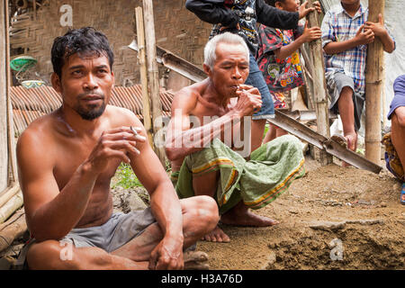 L'Indonésie, Lombok, Mantang, ouvriers creusant village rural et fumer des cigarettes au repos Banque D'Images