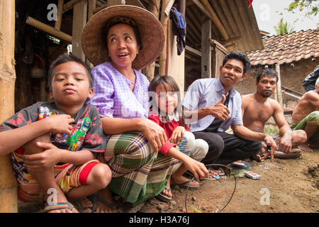 L'Indonésie, Lombok, Mantang, village rural de la communauté composé de la famille Banque D'Images