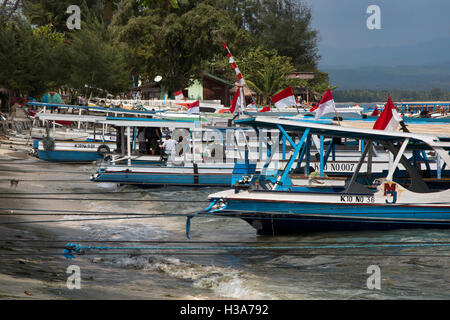 L'Indonésie, Lombok, Gili Air, train de bateaux amarrés au Port de Bangsal beach Banque D'Images