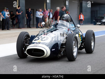 Helmut Gassmann au volant d'une 1954 bleu B Connaught type au cours de qualification pour le Trophée Maserati pour HGPCA Pré'66 voitures de Grand Prix Banque D'Images