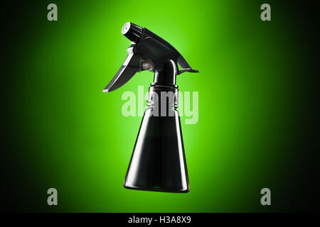 Mini vaporisateur noir sur fond vert Banque D'Images