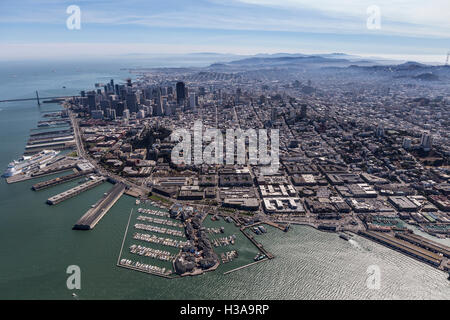 Vue aérienne vers le Pier 39 et Fisherman's Wharf à San Francisco, Californie. Banque D'Images