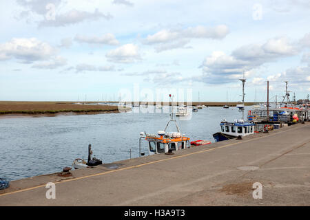 Wells next-the-Sea, Norfolk, Royaume-Uni. 23 septembre, 2016. Bateaux amarrés à côté du quai et sur la rivière à marées de Blakeney point à nous Banque D'Images
