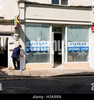 Nouveau restaurant grec en cours de préparation pour ouvrir à Falmouth, Cornwall 4 Juin 2016 Banque D'Images