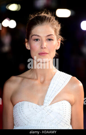 Rosamund Pike participant à la 60e BFI London Film Festival d'un Royaume Uni et l'ouverture de gala nuit tenue au cinéma Odeon de Leicester Square, Londres. ASSOCIATION DE PRESSE Photo. Photo date : mercredi 5 octobre 2016. Crédit photo doit se lire : Ian West/PA Wire Banque D'Images