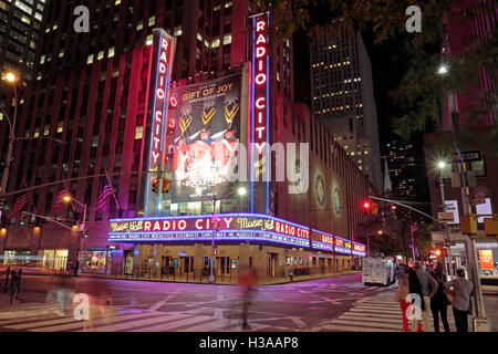 Le Radio City Music Hall de nuit, New York City, United States. Banque D'Images
