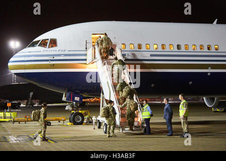 Les médecins de l'Armée de bord d'un Boeing 767 pour le vol à Freetown pour aider avec une épidémie d'ebola Banque D'Images