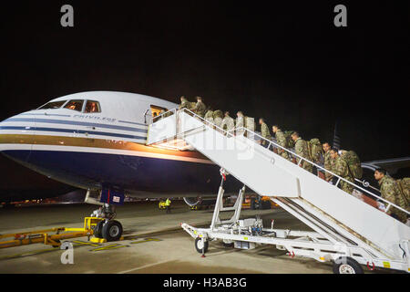 Les médecins de l'Armée de bord d'un Boeing 767 pour le vol à Freetown pour aider avec une épidémie d'ebola Banque D'Images