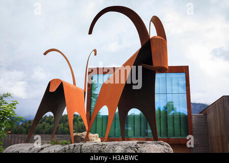 Bouquetin des Alpes (Capra ibex) statue en face de Haus der Berge. Le parc national de Berchtesgaden. La Haute-bavière. L'Allemagne. Banque D'Images