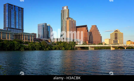 Austin, Texas skyline à partir de la rive du lac Lady Bird le long de la rivière Colorado Banque D'Images