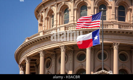L'état américain du Texas et de drapeaux qui flottent sur le dôme du Capitole de l'État du Texas à Austin Banque D'Images
