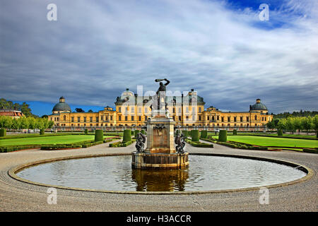 Château de Drottningholm visités pendant une croisière quotidienne au lac Malaren de Stockholm, Suède. Banque D'Images