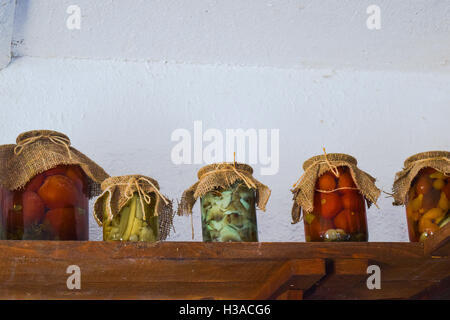 Chambre à partir de conserves de légumes. Stocks de nourriture des habitants de la Fédération de village. Banque D'Images