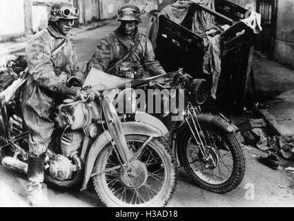 Les motocyclistes allemands en France, 1940 Banque D'Images