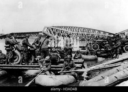 Les soldats de la Waffen-SS, traverser une rivière en Belgique, 1940 Banque D'Images