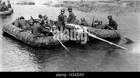 Le bateau d'assaut allemand sur le Dniepr 1941 Banque D'Images